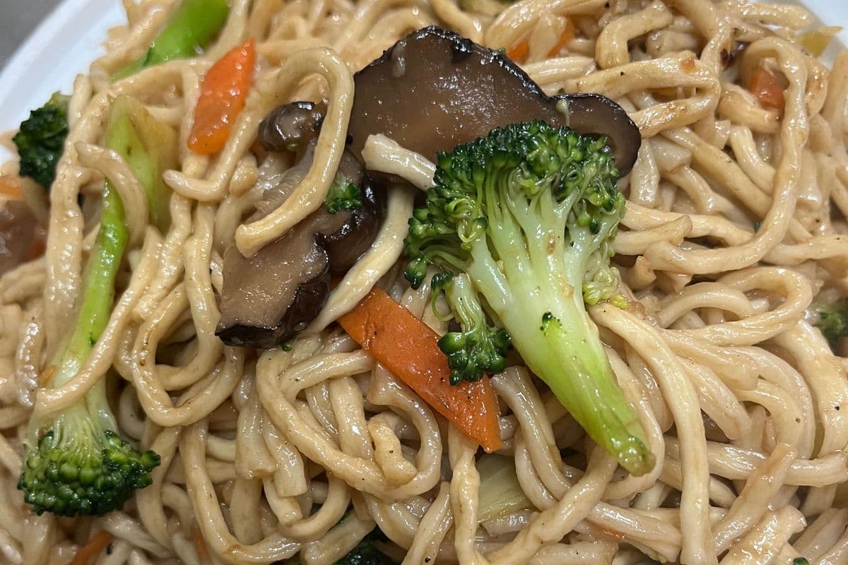 Fried Yee Mein with Mushrooms干烧伊面