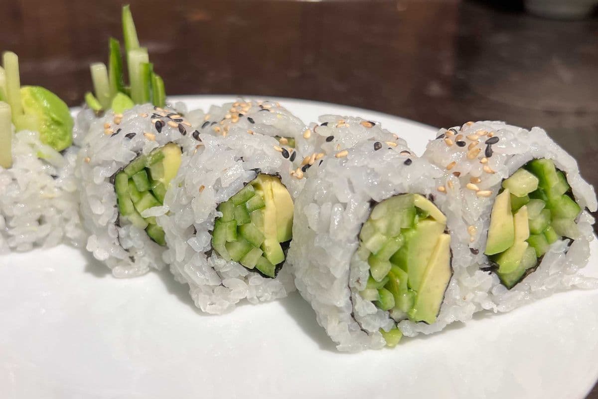 Avocado Cucumber Roll (8pcs)