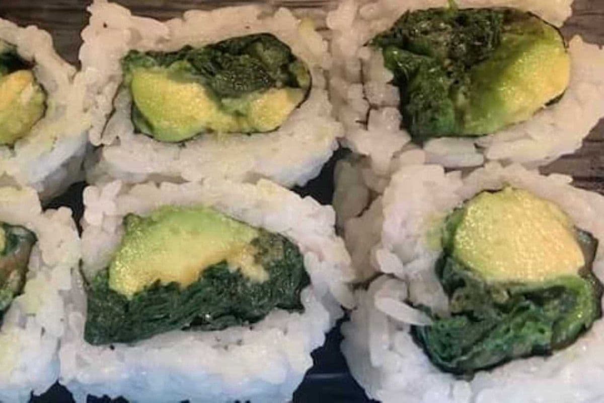 Avocado Spinach Roll (8 pcs)