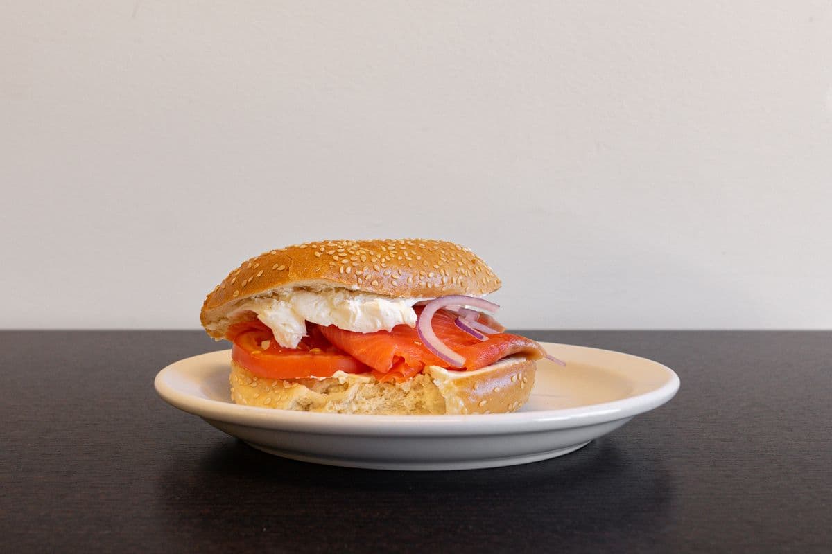Bagel with cream cheese, smoked salmon and tomatoes