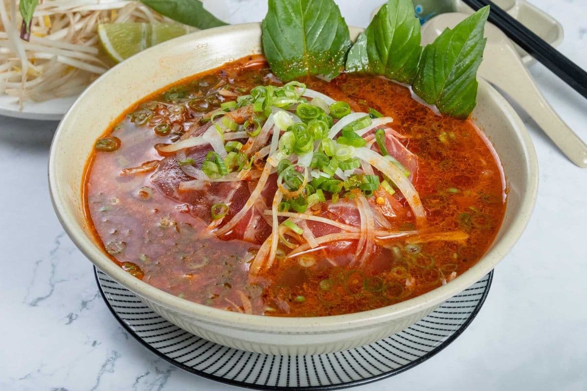 22. Rare Beef Spicy Satay Rice Noodle in Soup (Phở Tái Sa Tế) (生牛肉沙嗲粉)