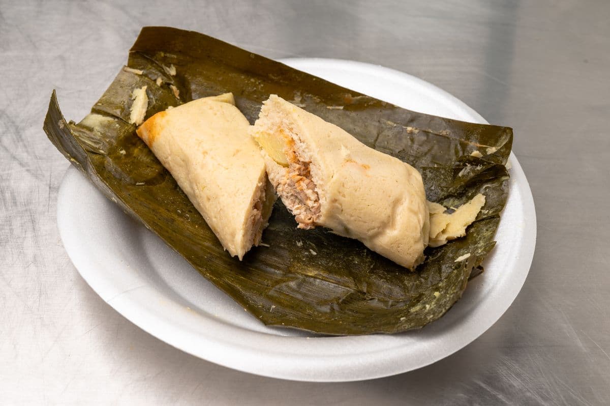 Tamal de Pollo (Pasas, Aceituna Verde, Papa u Pollo) (1 pc)