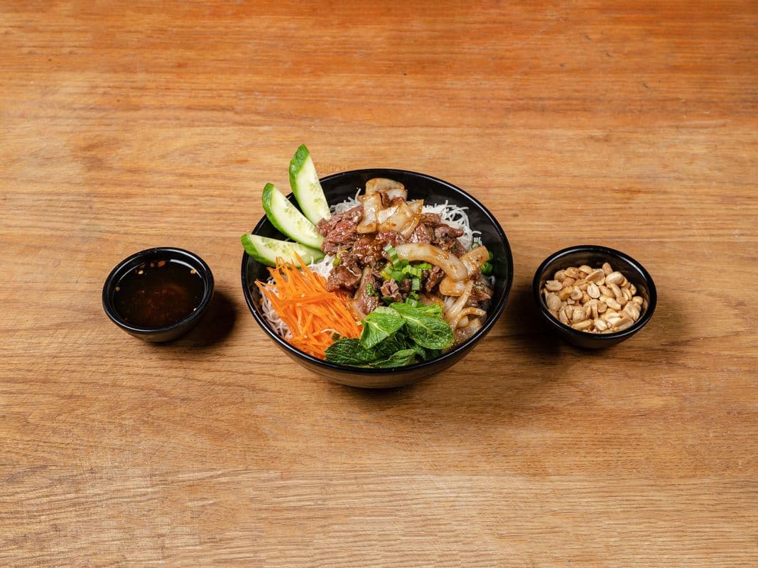 22. Vermicelles au boeuf épicé à la citronnelle / Vermicelli with Spicy Lemongrass Seasoned Beef