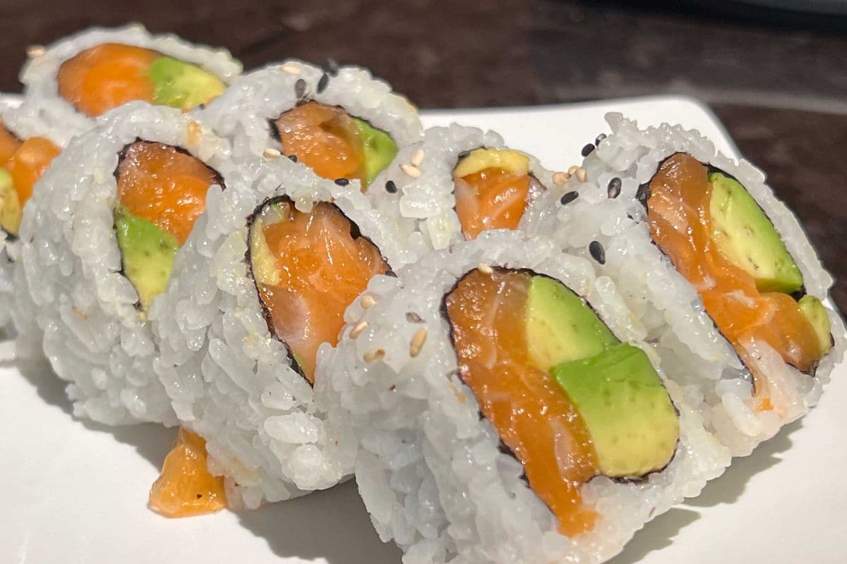 Salmon Avocado Roll (8pcs)
