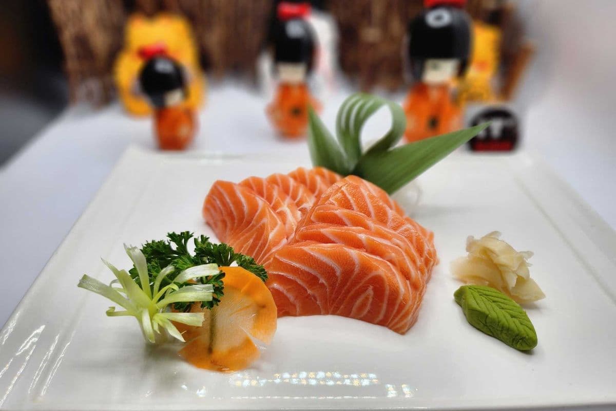 Salmon Sashimi (10 pcs)