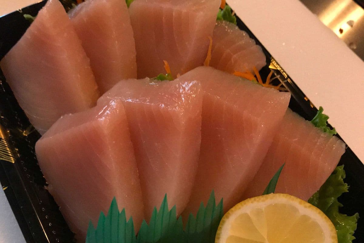 129. Tuna Sashimi (8 pcs)