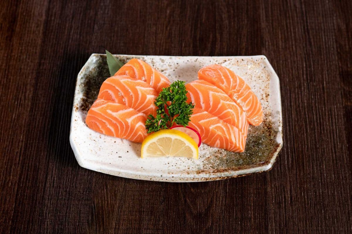 Salmon Sashimi (6 pcs)