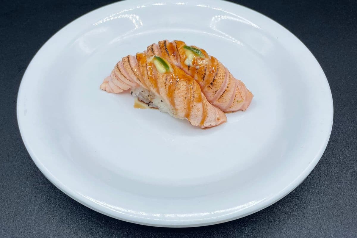 114 Torched Salmon Sushi (2 pcs)