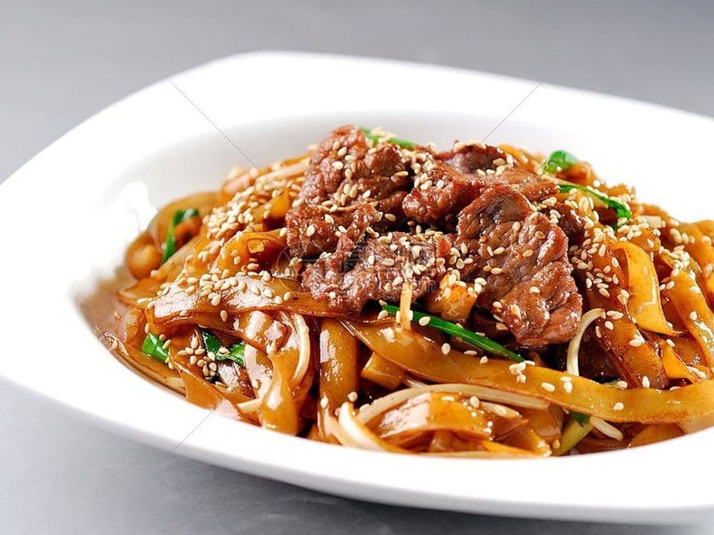 104.Beef Fried Rice Noodle (Ho Fan)干炒牛河