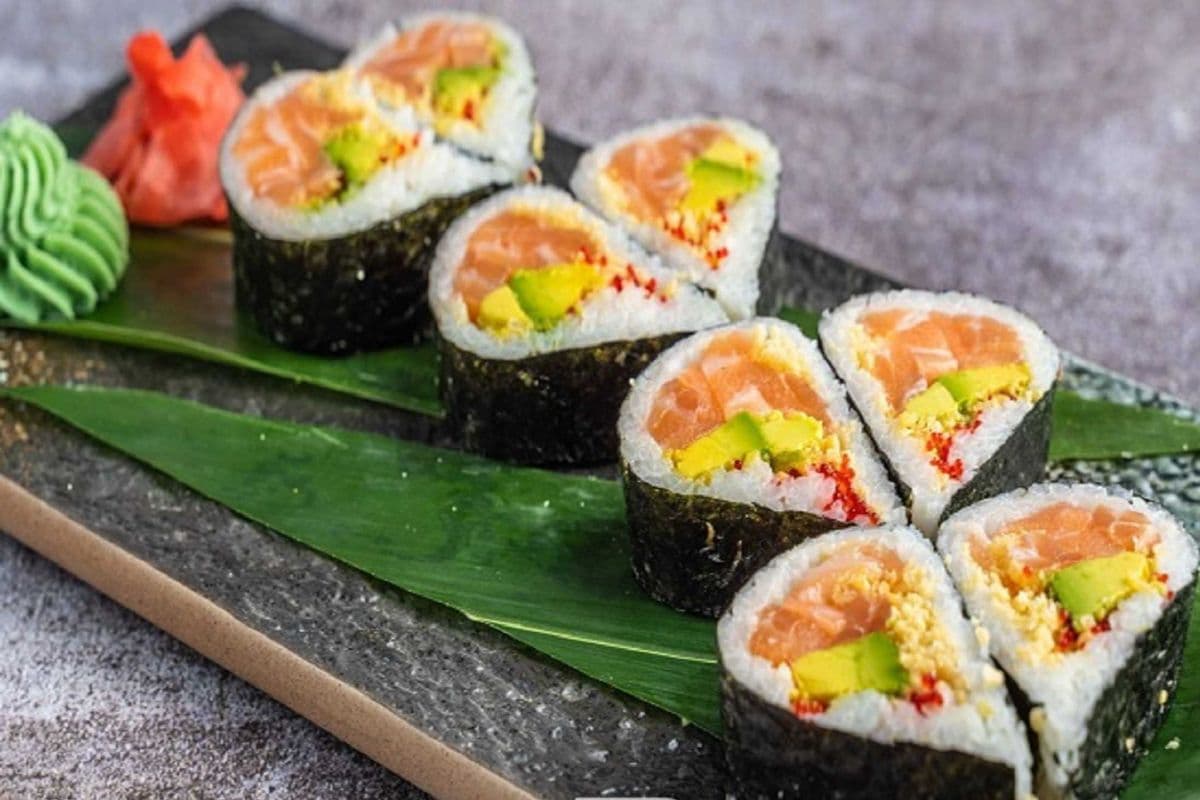 Spicy Salmon Heart Kamikaze Roll (8 pcs)