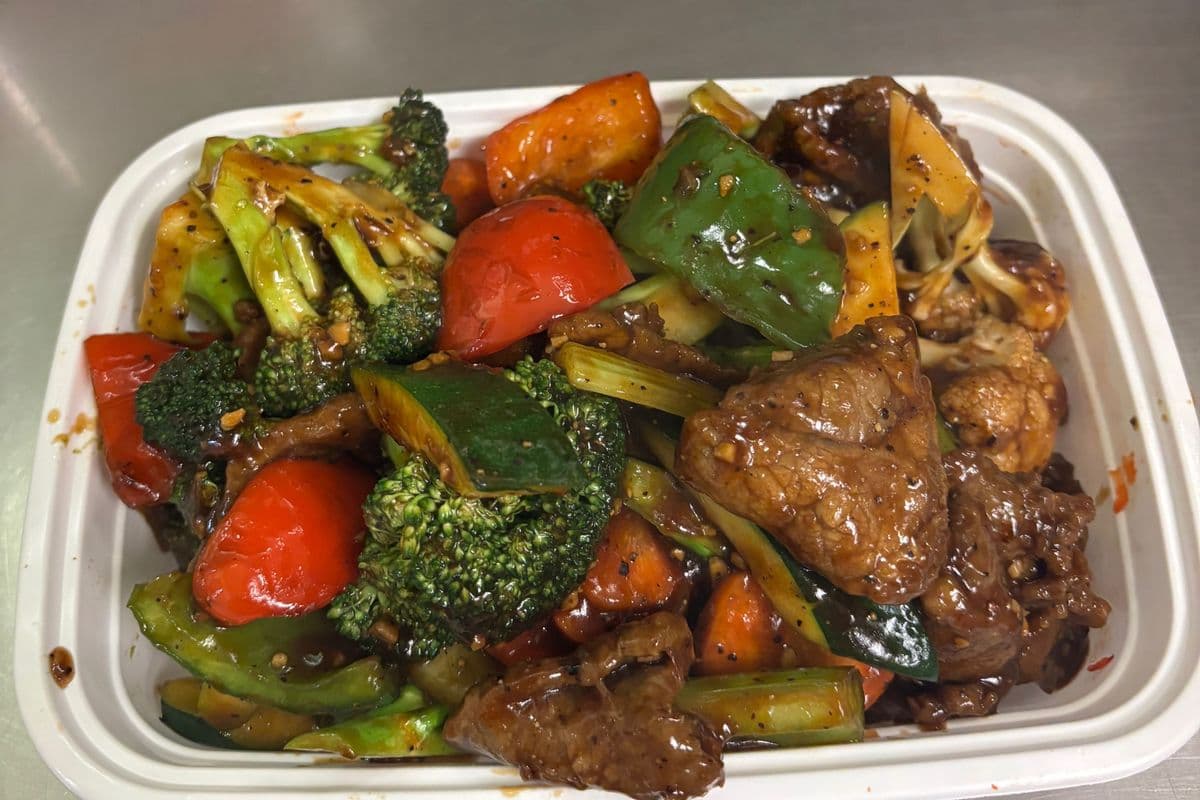 B10. Tender Beef with Black Pepper Sauce