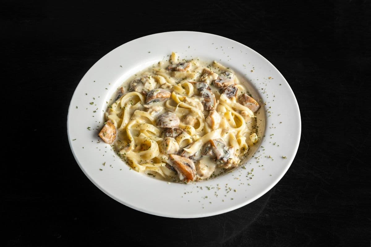 Fettuccine Cream Sauce with Chicken and Mushroom