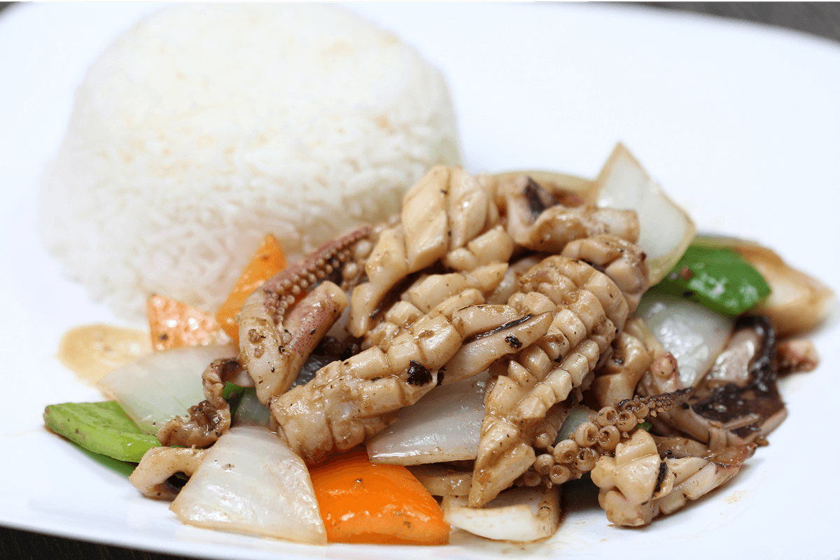D16. Stir-Fried Pepper and Squid in Black Bean Sauce with Rice
