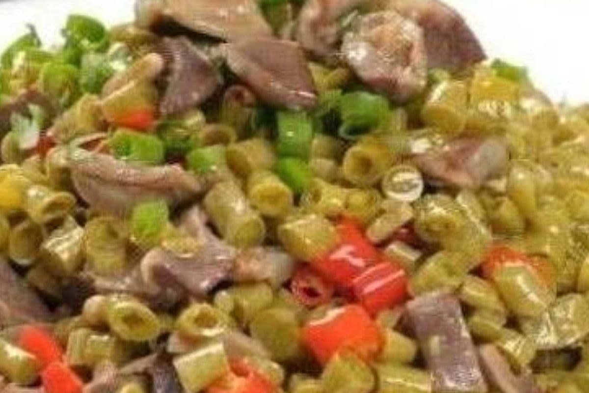 酸豆角炒鸡杂盖饭(辣)Stir Fried Chicken Gizzard and Green Pepper Rice Bowl (Spicy)