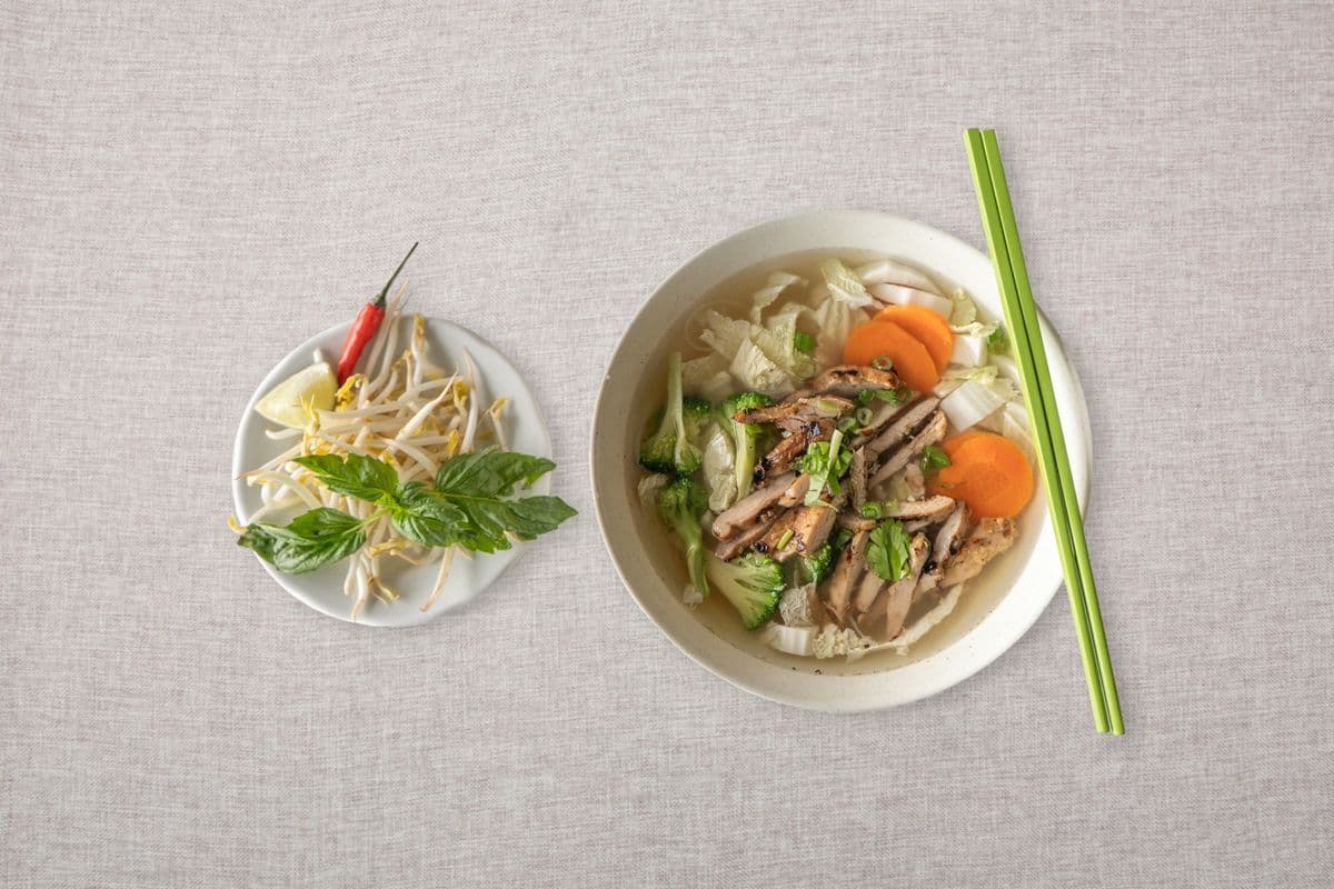 S1. Soupe aux nouilles avec poulet grillé et légumes / Noodle Soup with Grilled Chicken and Vegetables