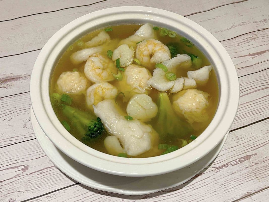 Wor Wonton Soup with Seafood (L) / 海鮮窩雲吞 (大)