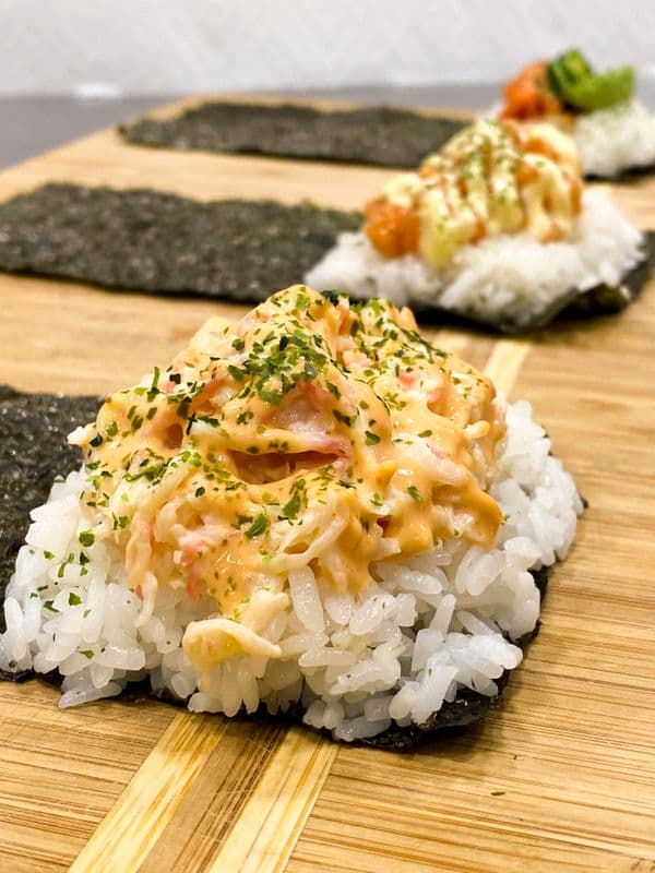 HOUSE SCALLOP HAND ROLL