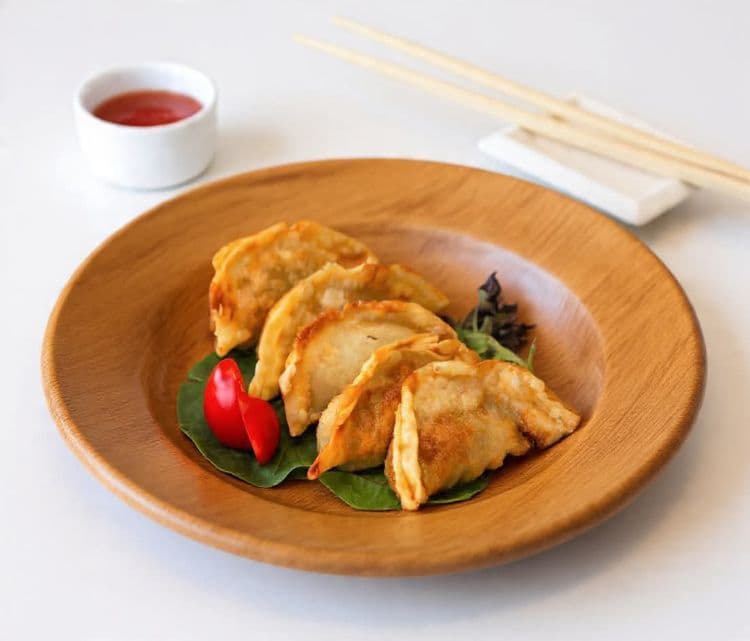Raviolis frits au poulet et légumes