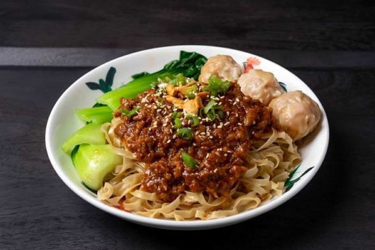 Spicy Pork Lo Mein with Wonton
