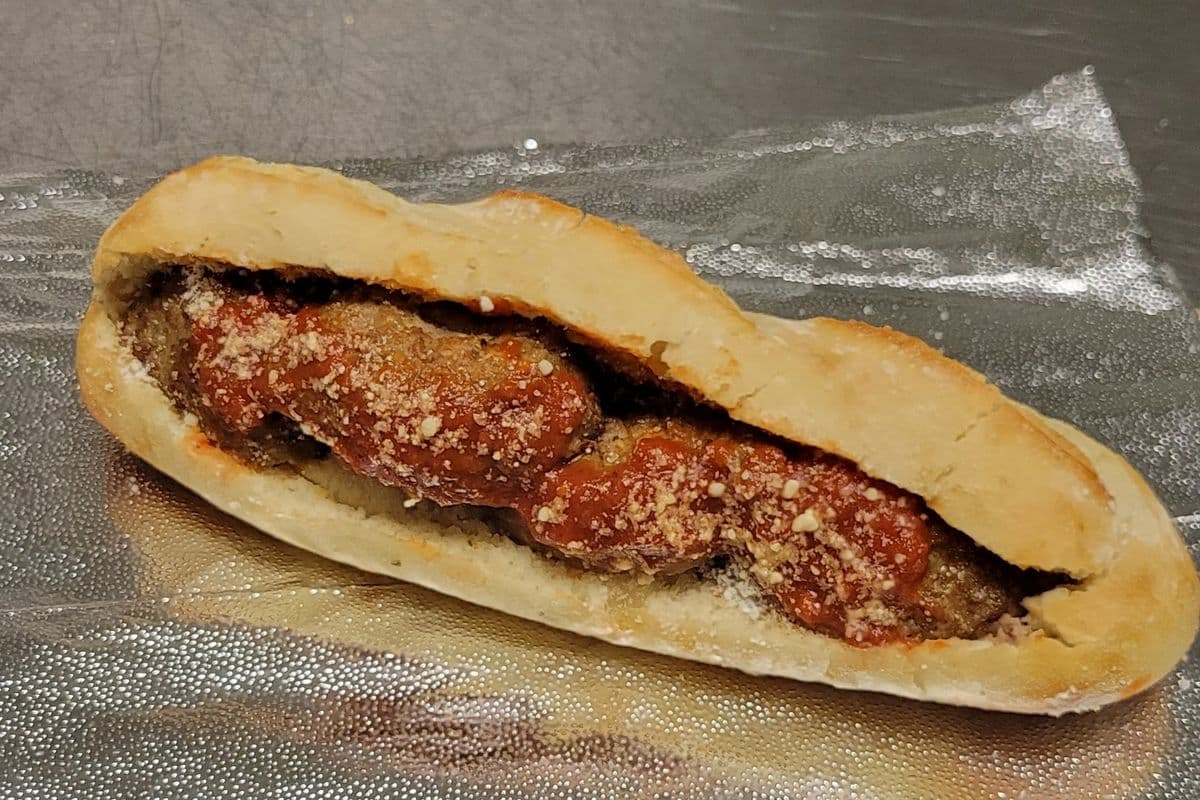Boulette de Viande avec sauce et Parmesan/meatball Panino w/sauce and cheese