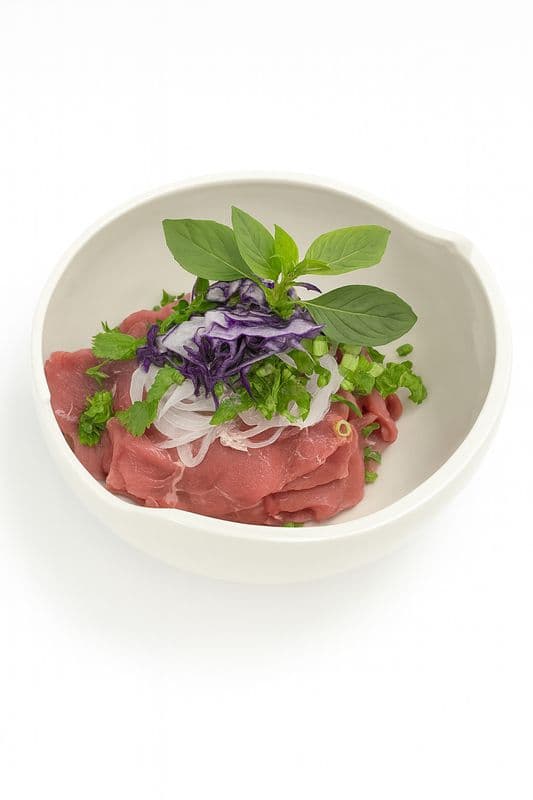 Rare Beef Rice Noodle Soup / Soupe de nouilles au riz avec bcuf saignant