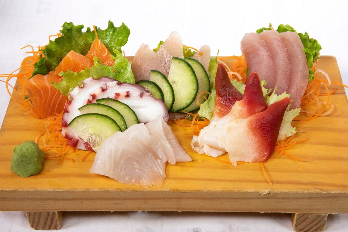 018. Assorted Sashimi (18 pcs)