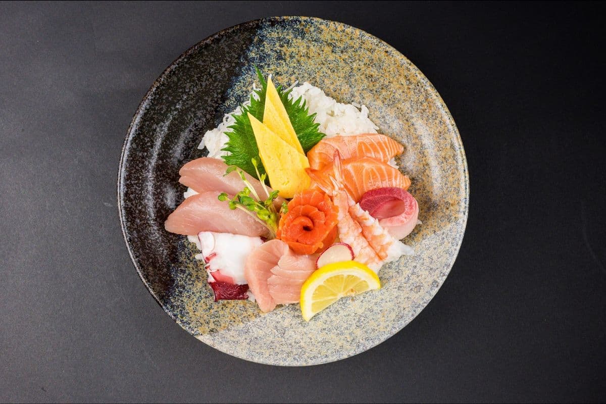 Chirashi Donburi (12 Pieces)