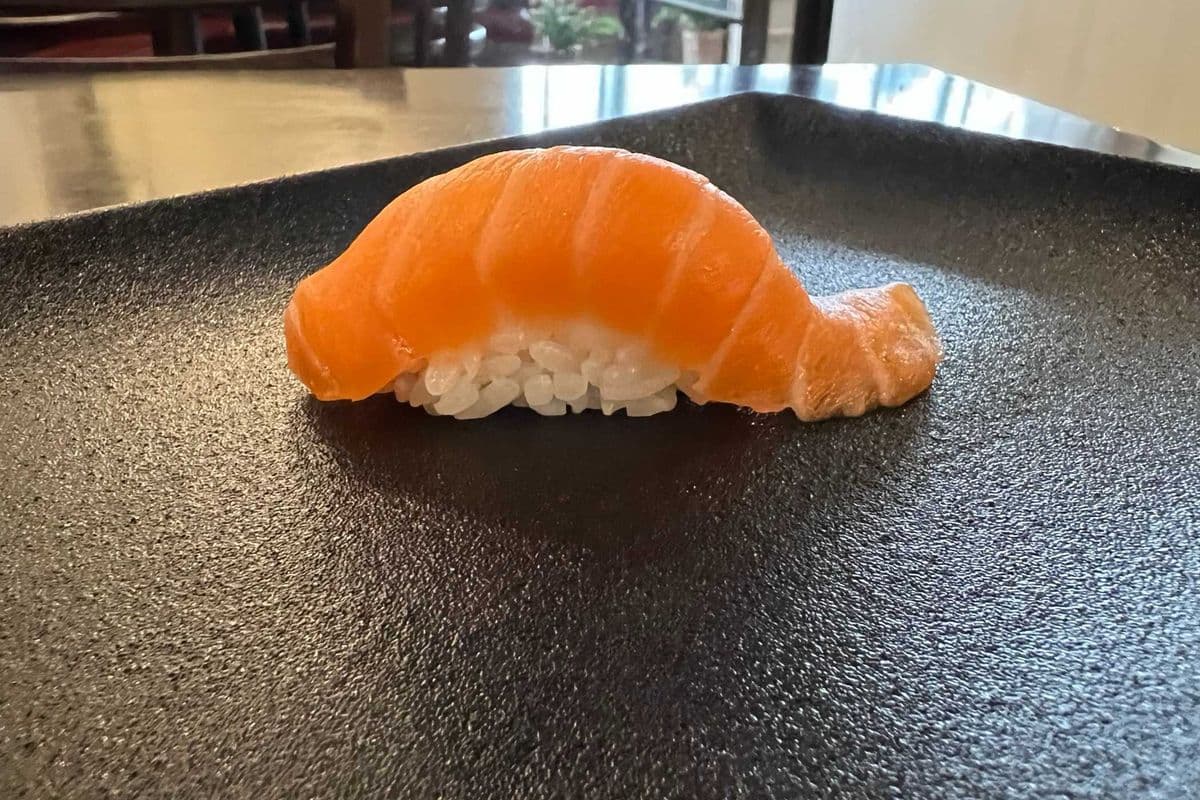 Salmon Nigiri (1 pc)