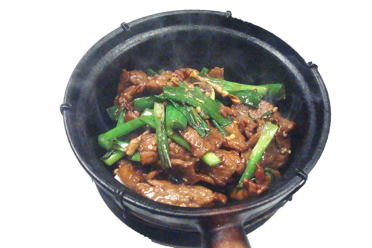 254. Green Onion and Mushroom with Beef in Hot Pot 薑蔥磨菇牛肉煲