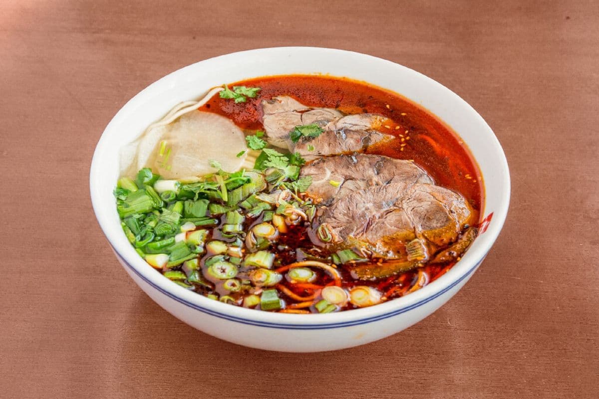 Traditional Lanzhou Hand-Pulled Beef Noodles / 传统兰州牛肉面
