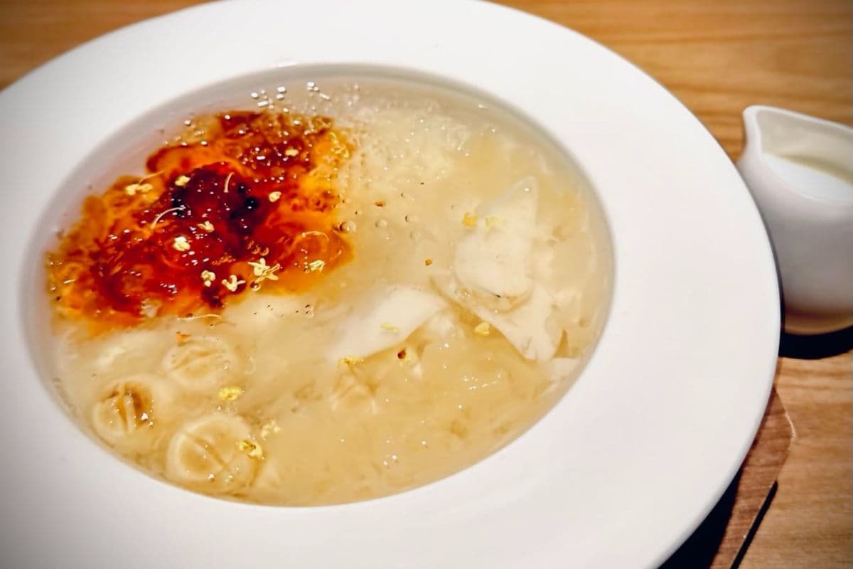 溏心桃胶莲子羹 / Lotus Seed Sweet Soup with Peach Gum