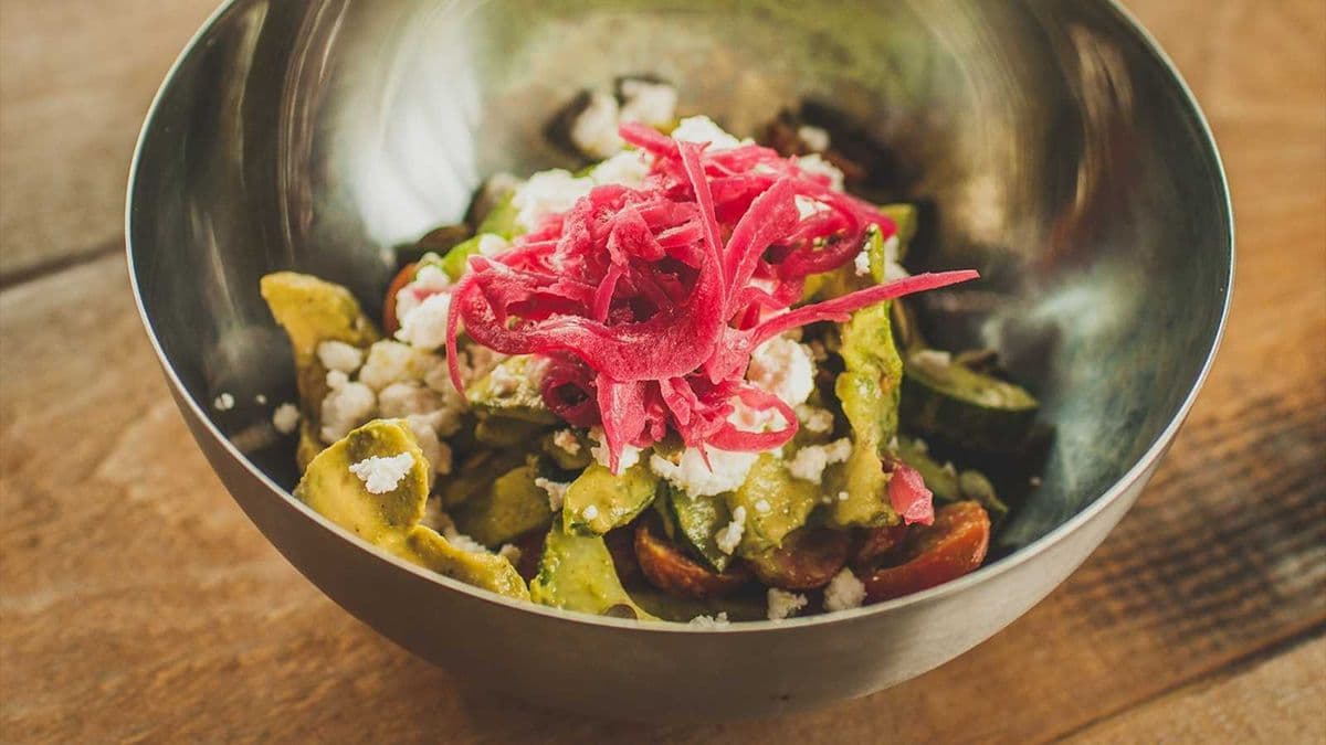 Salade de tomates, avocats et fromage feta / Tomato, Avocado, and Feta Salad