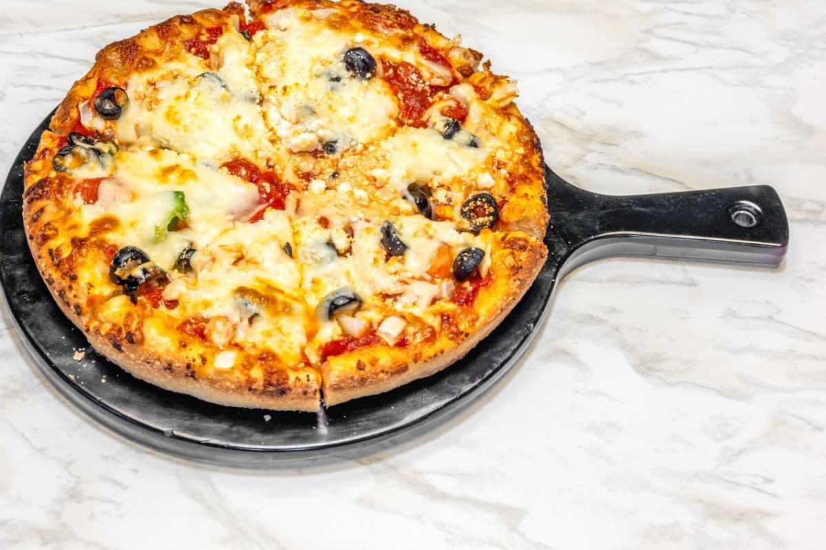 Small Cafe Med Pizza