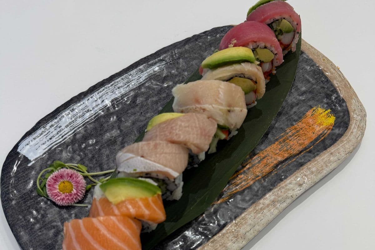 SR7. Rainbow Roll (8pcs) 彩虹卷