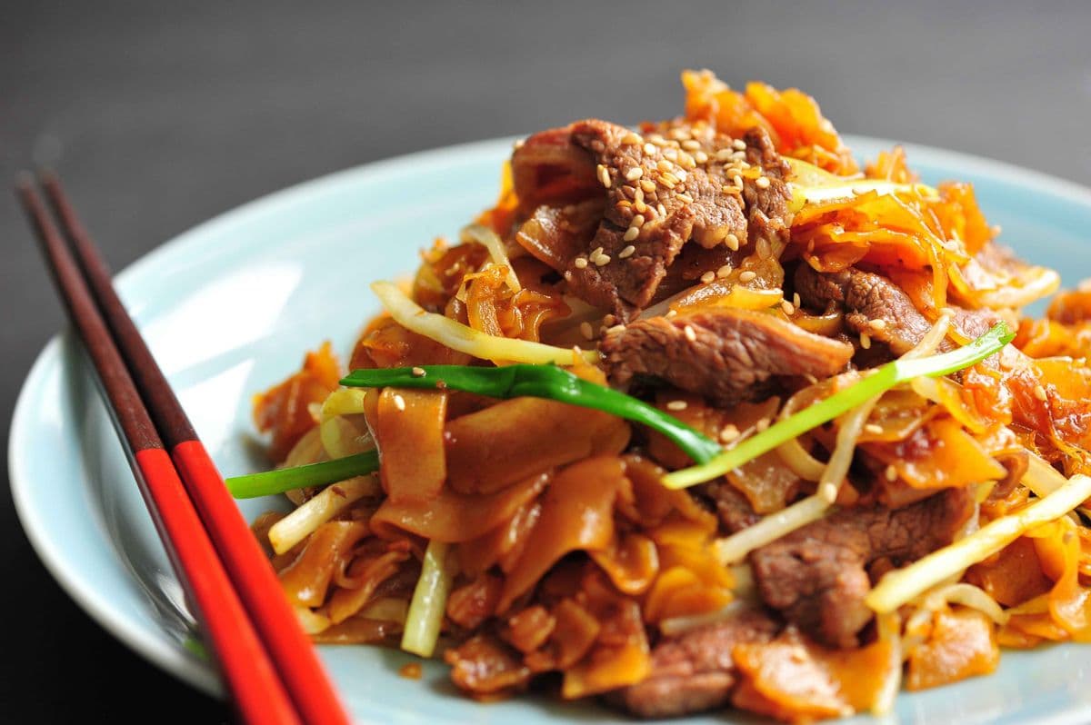 Pan Fried Flat Rice Noodles with Beef in Soy Sauce / 乾炒牛河
