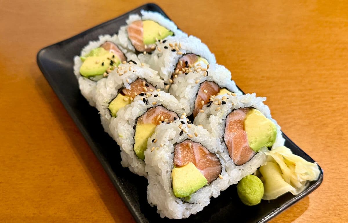 Salmon & Avocado Roll (8 pcs)