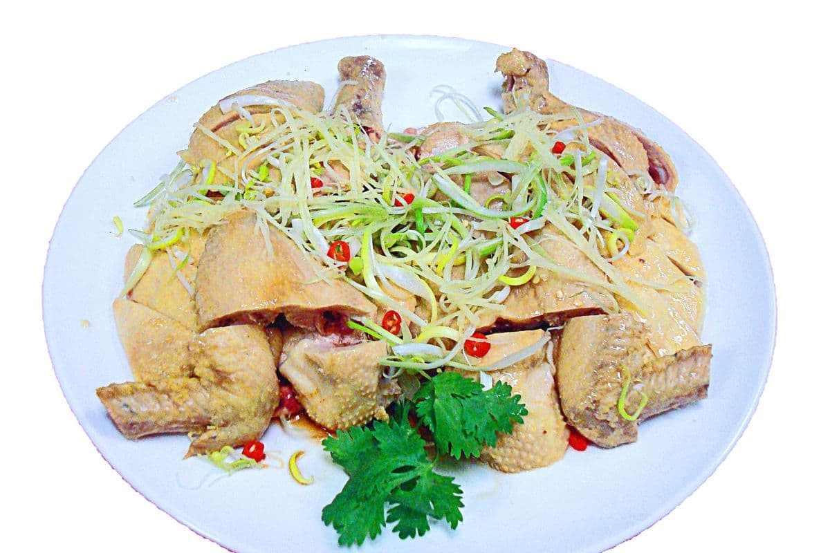 129. Steamed Chicken with Ginger and Green Onion 薑蔥霸皇雞 (半隻)