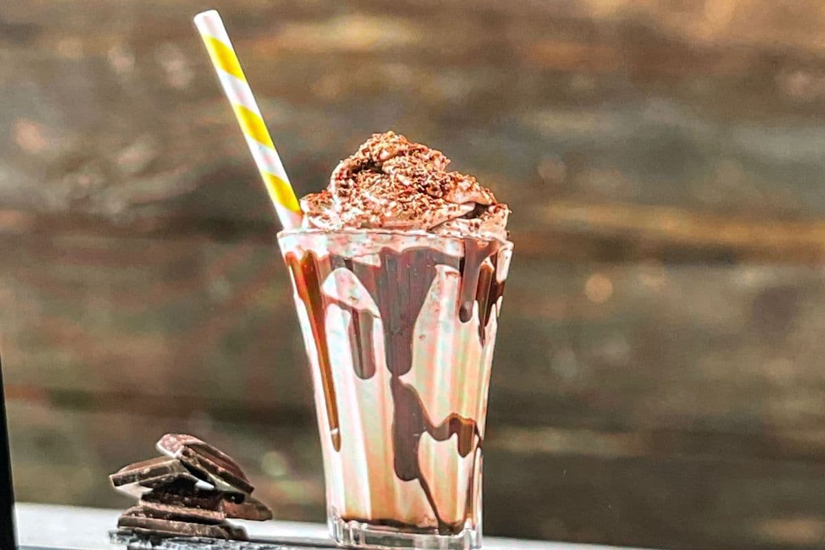 CHOCOLATE SHAKE (12 OZ)
