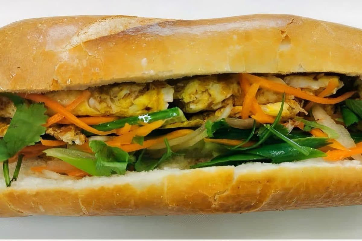 # 5 Banh mi aux omelette / Banh Mi with Omelette