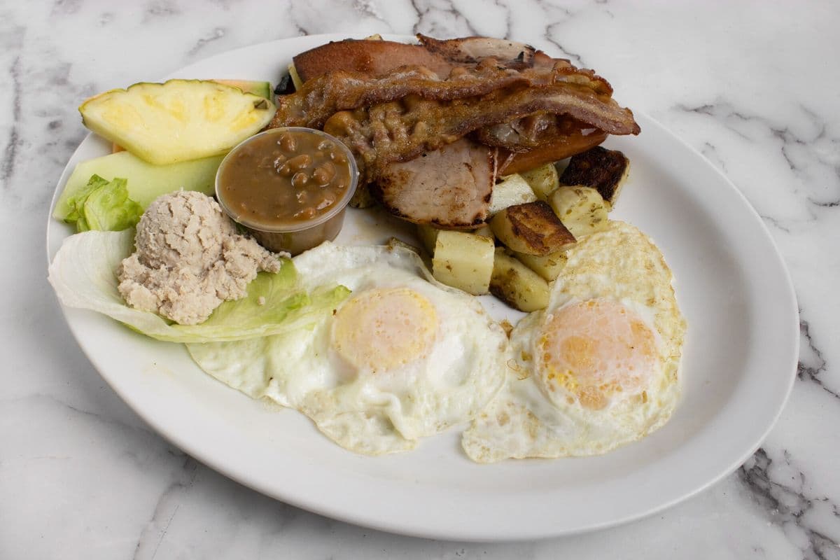 #1: 2 Oeufs, Bacon, Jambon Saucisses, Bolonge, et Cretons / 2 Eggs, Bacon, Ham, Sausages, Bologna and Cretons