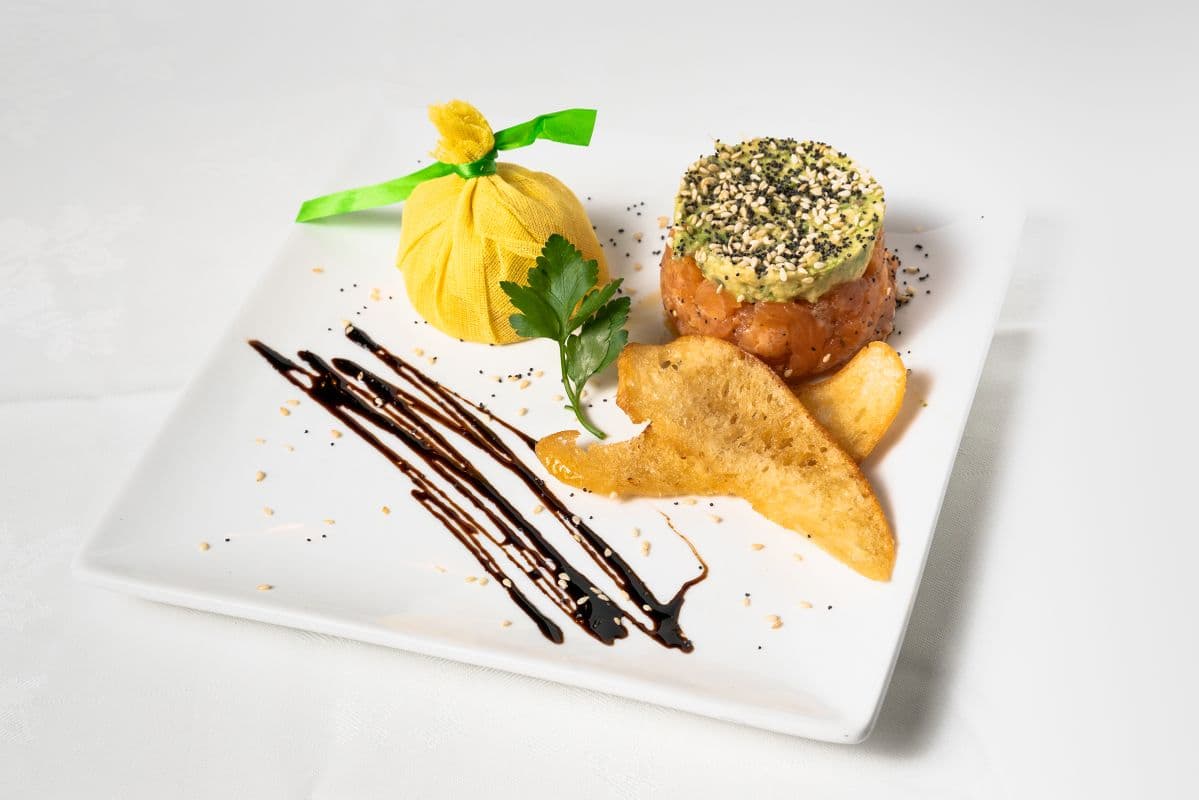 Tartaro di Salmone con Semi Sesamo e Papavero