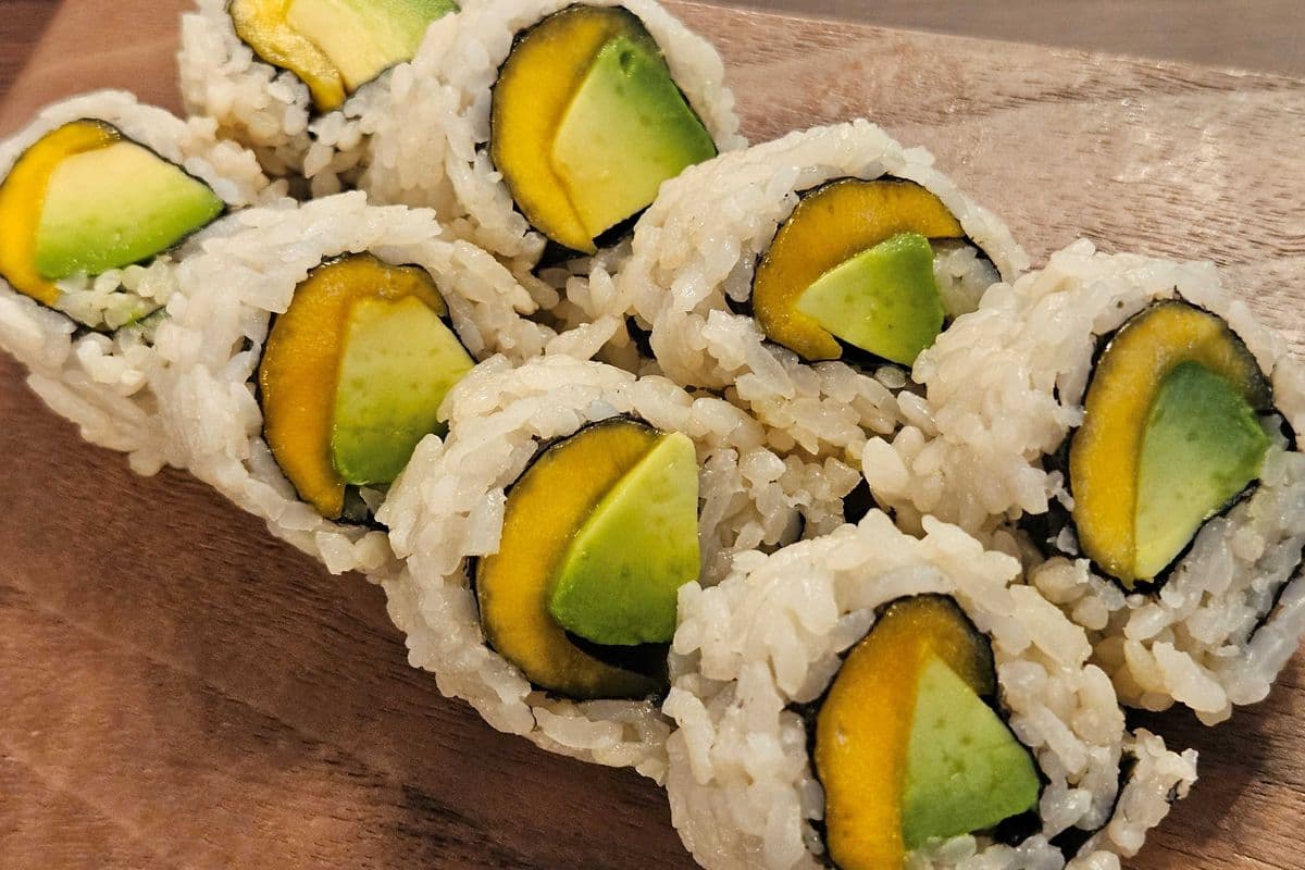 Mango Avo Roll (8pcs)