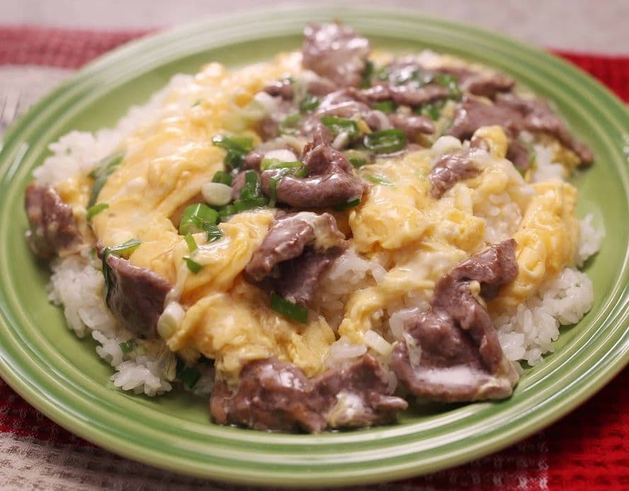 Beef with Scrambled Eggs on Steamed Rice / 滑蛋牛肉飯.