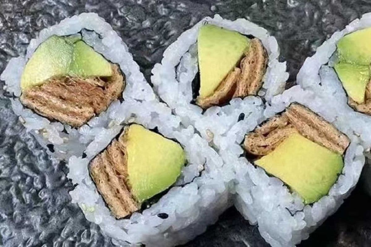 R06. Avocado Inari Roll ⽜油果甜⾖腐卷