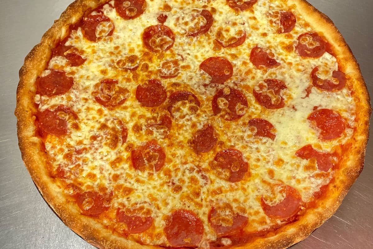 Large Pizza Pepperoni w/3 cans of Pepsi