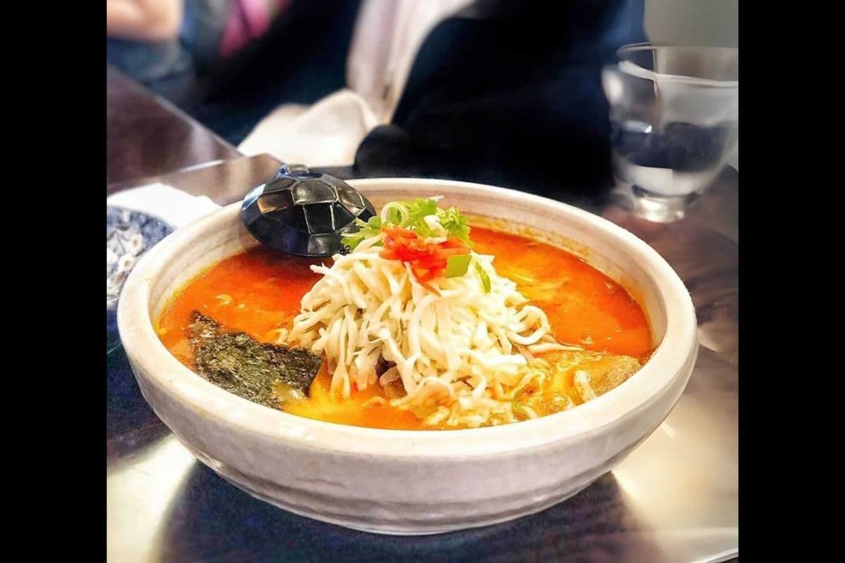 Ramen in Hot and Sour Tonkotsu Broth 酸辣芝士叉燒拉麵