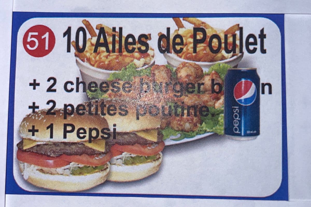 #51 Combo : 2 cheeseburgers + 10 ailes de poulet, + 2 poutines + 1 Pepsi.