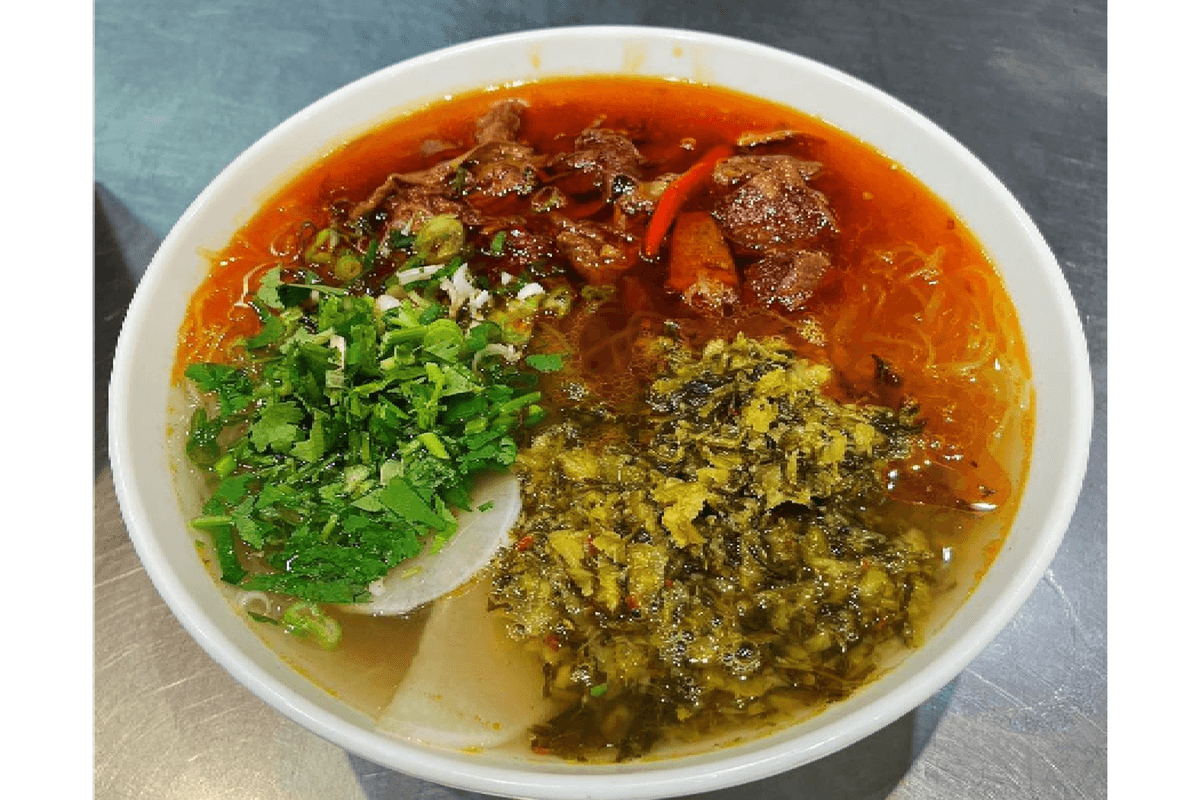 Spicy Beef Brisket Rice Noodles with Pickled Cabbage 酸菜麻腩米粉