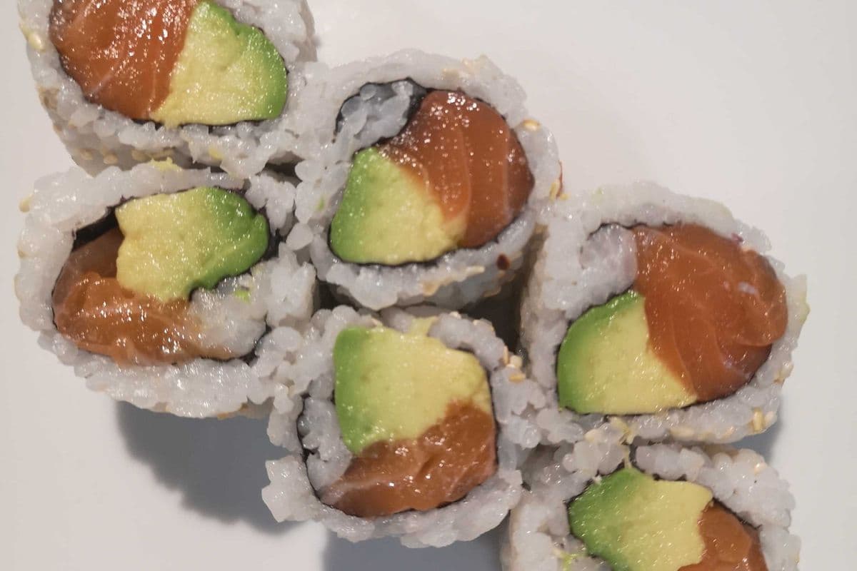 Salmon and Avocado Roll (6 pcs)