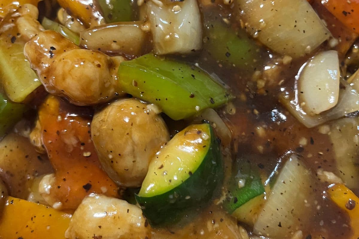 Chicken in Black Pepper Sauce Crispy Chow Mein黑椒鸡炒面